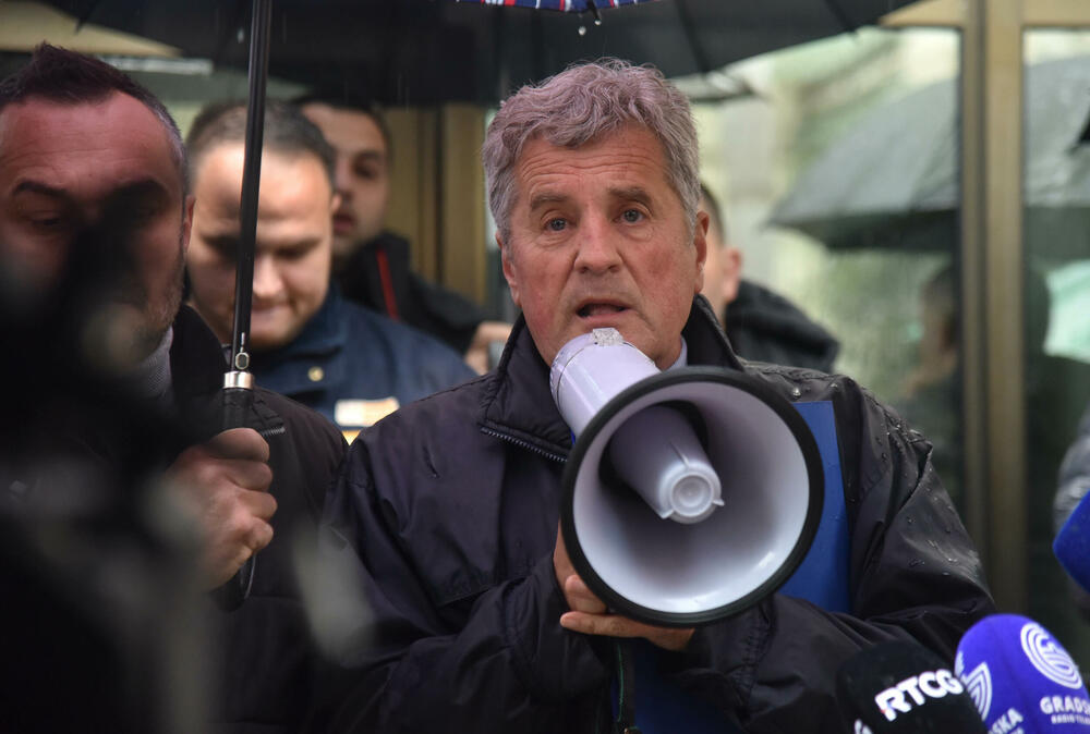 <p>Keković je kazao da je u dijelu Budve gdje je Marković poštar peticiju za njegov povratak na posao potpisalo 600 građana među kojima su i članovi porodice korisnice kojoj navodno nije isplaćena penzija</p>