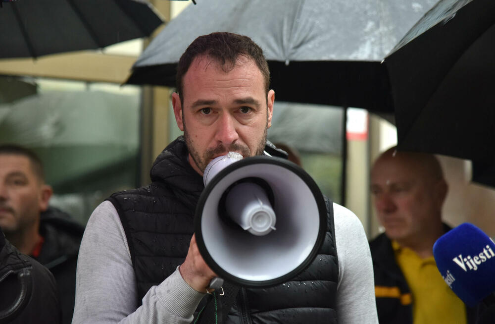 <p>Keković je kazao da je u dijelu Budve gdje je Marković poštar peticiju za njegov povratak na posao potpisalo 600 građana među kojima su i članovi porodice korisnice kojoj navodno nije isplaćena penzija</p>