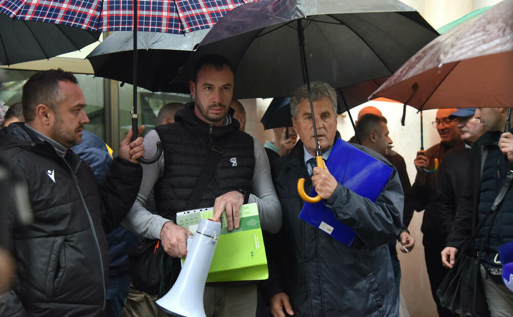 <p>Keković je kazao da je u dijelu Budve gdje je Marković poštar peticiju za njegov povratak na posao potpisalo 600 građana među kojima su i članovi porodice korisnice kojoj navodno nije isplaćena penzija</p>