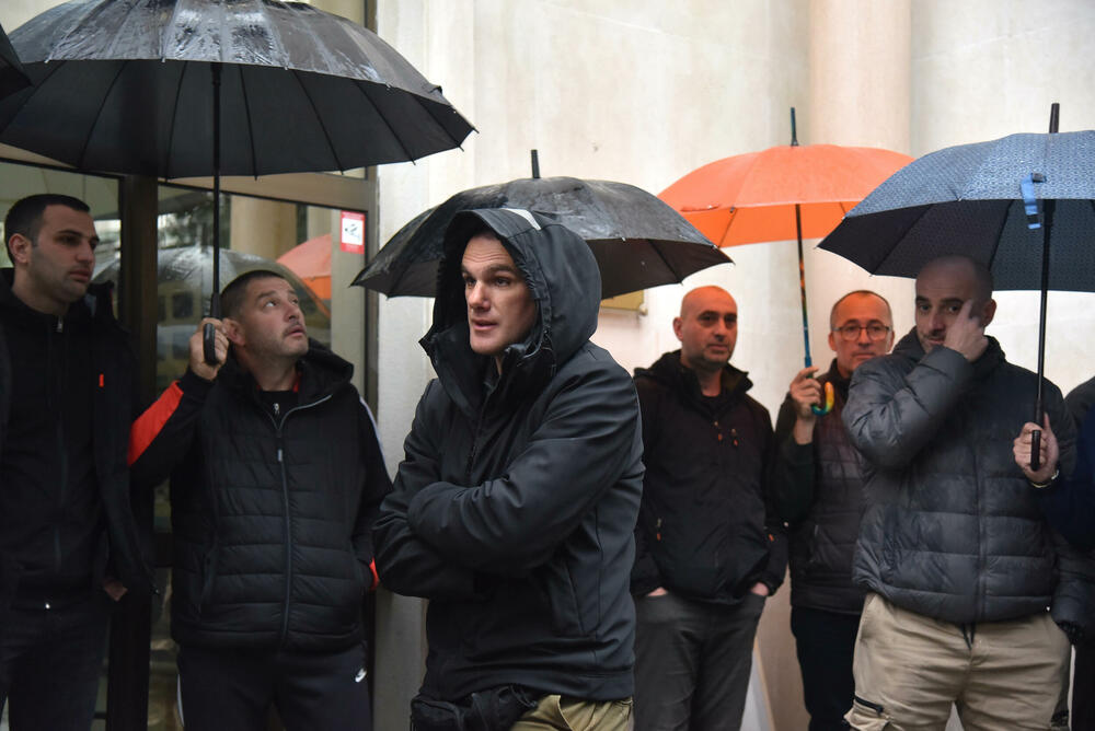 <p>Keković je kazao da je u dijelu Budve gdje je Marković poštar peticiju za njegov povratak na posao potpisalo 600 građana među kojima su i članovi porodice korisnice kojoj navodno nije isplaćena penzija</p>