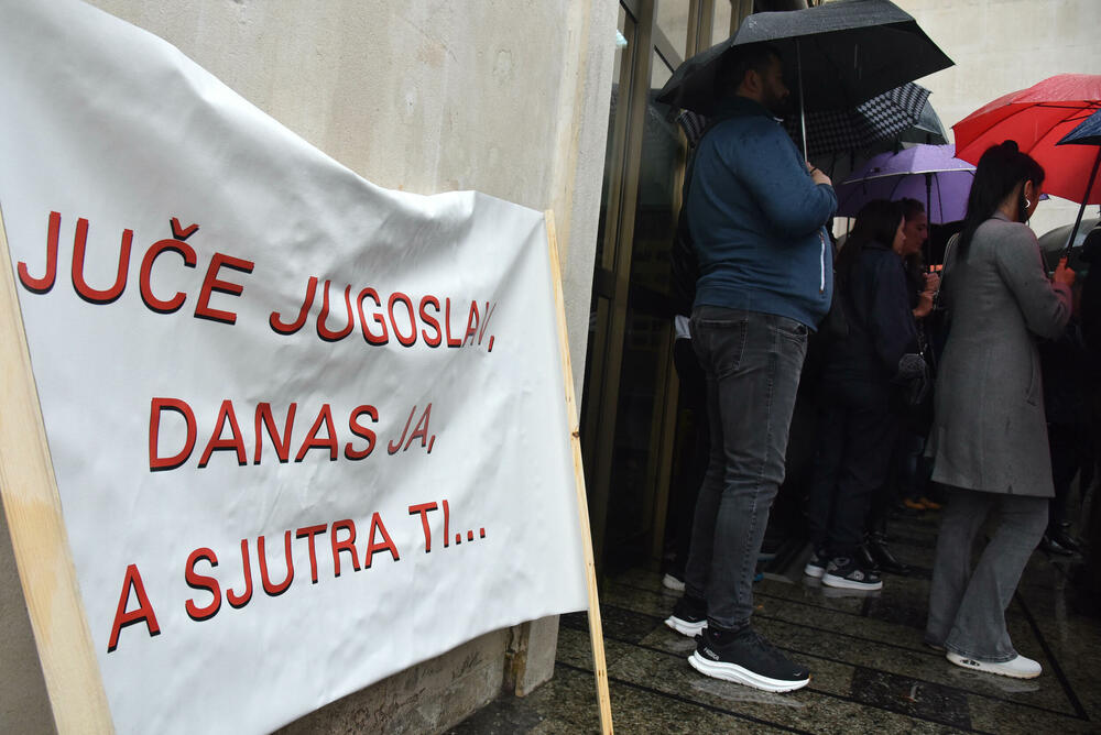 <p>Keković je kazao da je u dijelu Budve gdje je Marković poštar peticiju za njegov povratak na posao potpisalo 600 građana među kojima su i članovi porodice korisnice kojoj navodno nije isplaćena penzija</p>