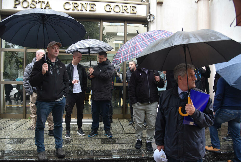 <p>Keković je kazao da je u dijelu Budve gdje je Marković poštar peticiju za njegov povratak na posao potpisalo 600 građana među kojima su i članovi porodice korisnice kojoj navodno nije isplaćena penzija</p>