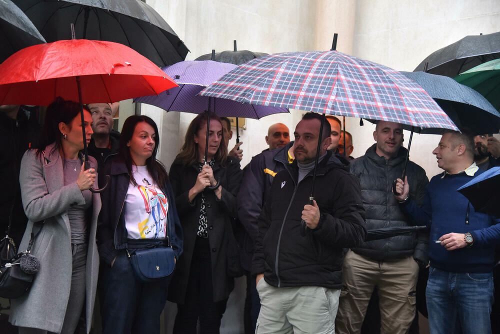 <p>Keković je kazao da je u dijelu Budve gdje je Marković poštar peticiju za njegov povratak na posao potpisalo 600 građana među kojima su i članovi porodice korisnice kojoj navodno nije isplaćena penzija</p>