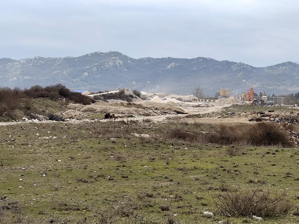 <p>Stanovnici Gračaničke ulice u Nikšiću optužuju privatnike za devastaciju</p>