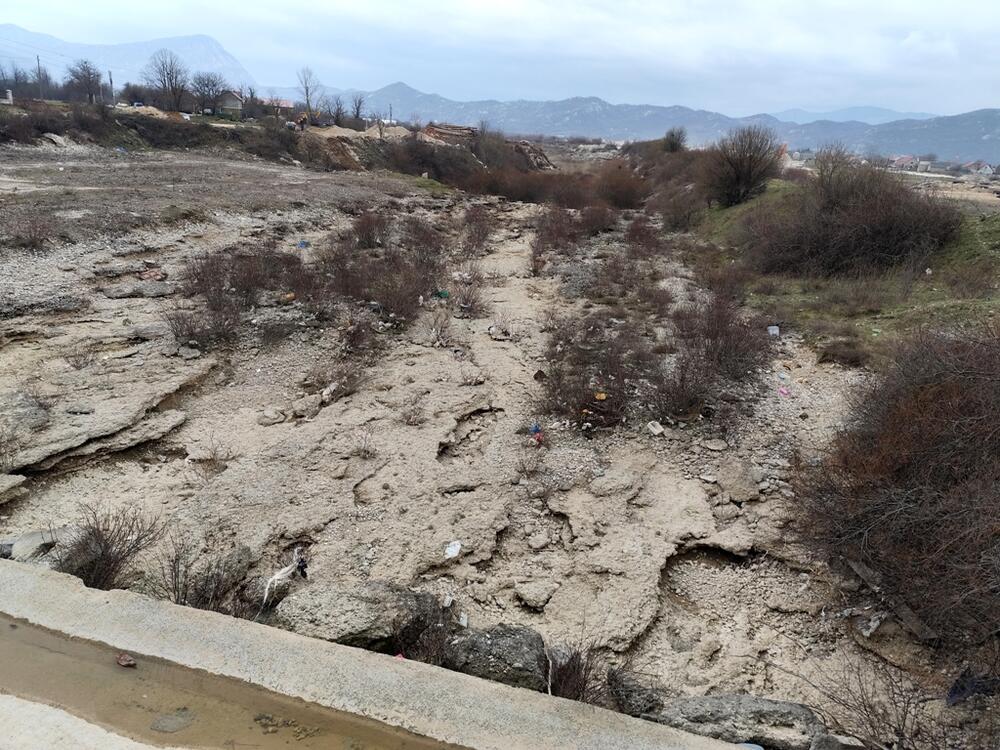 <p>Stanovnici Gračaničke ulice u Nikšiću optužuju privatnike za devastaciju</p>