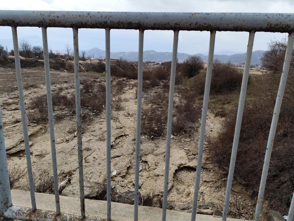 <p>Stanovnici Gračaničke ulice u Nikšiću optužuju privatnike za devastaciju</p>