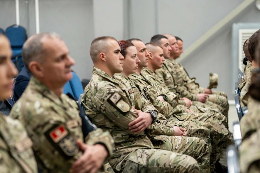 <p>Četrdeset dva pripadnika Vojske Crne Gore služe u sastavu multinacionalne borbene grupe pod komandom Italije</p>