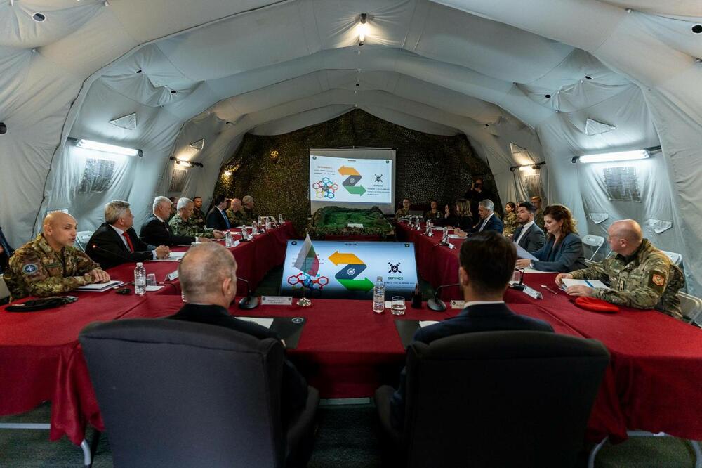 <p>Četrdeset dva pripadnika Vojske Crne Gore služe u sastavu multinacionalne borbene grupe pod komandom Italije</p>