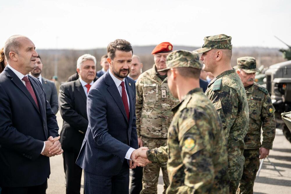 <p>Četrdeset dva pripadnika Vojske Crne Gore služe u sastavu multinacionalne borbene grupe pod komandom Italije</p>