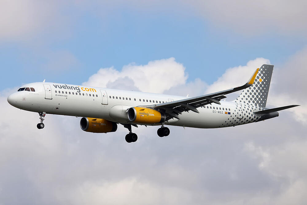Avion avio-kompanije Vueling se priprema za sletanje