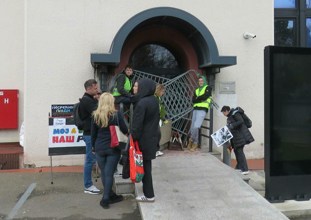 <p>Okupljeni su za vrijeme centralnog dnevnika RTS pravili buku i uzvikivali "ua" i "izađite napolje"</p>