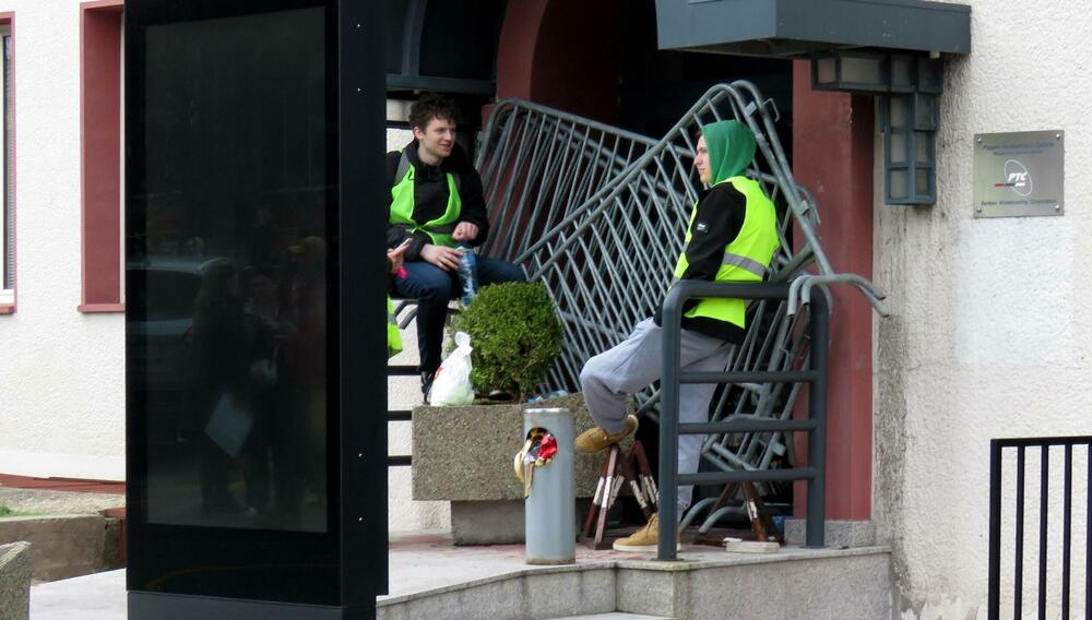 <p>Okupljeni su za vrijeme centralnog dnevnika RTS pravili buku i uzvikivali "ua" i "izađite napolje"</p>