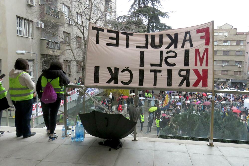 <p>Okupljeni su za vrijeme centralnog dnevnika RTS pravili buku i uzvikivali "ua" i "izađite napolje"</p>