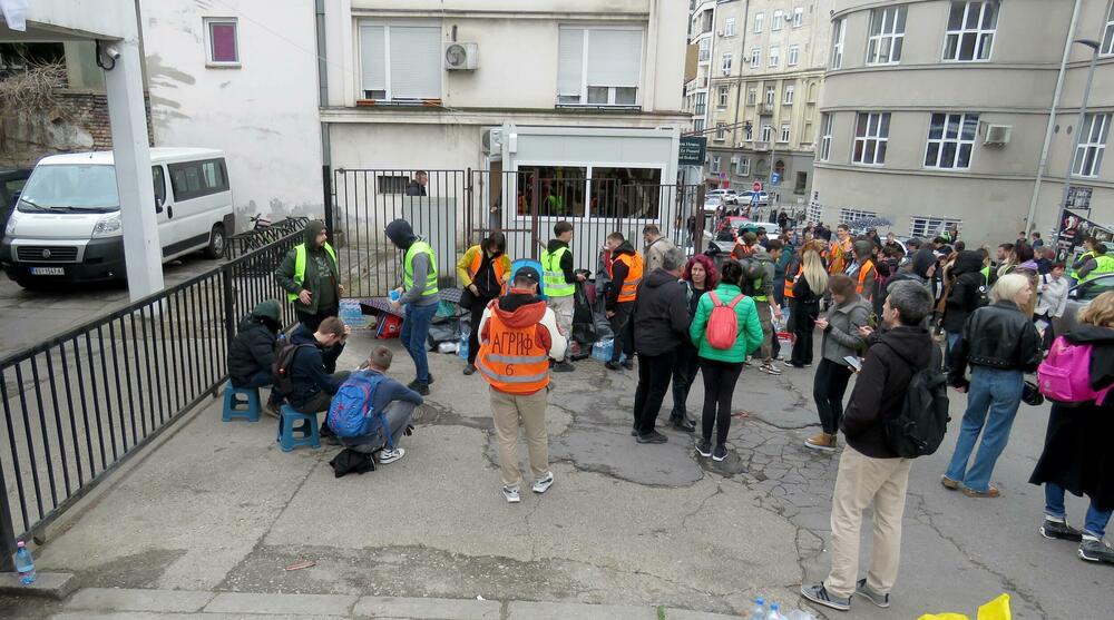 <p>Okupljeni su za vrijeme centralnog dnevnika RTS pravili buku i uzvikivali "ua" i "izađite napolje"</p>