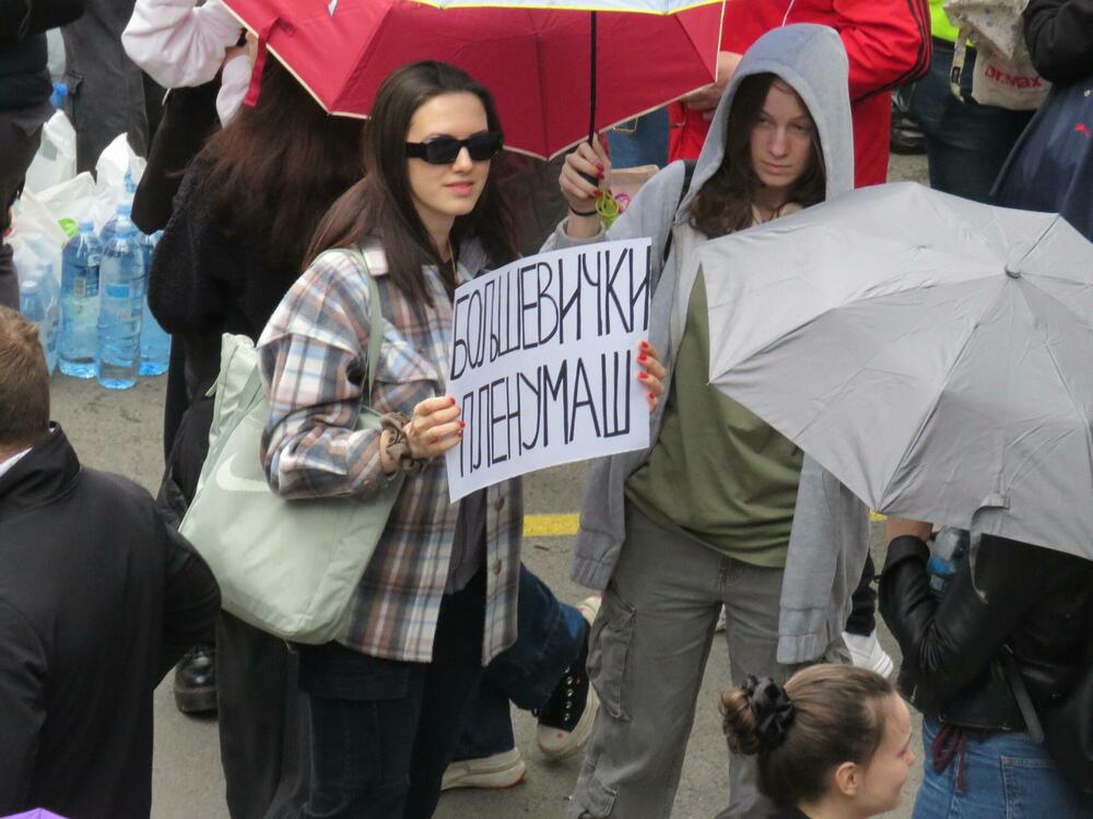 <p>Okupljeni su za vrijeme centralnog dnevnika RTS pravili buku i uzvikivali "ua" i "izađite napolje"</p>