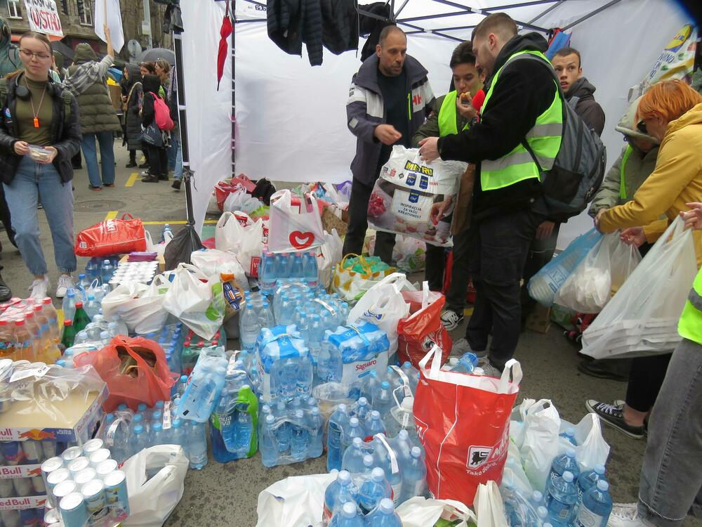 <p>Okupljeni su za vrijeme centralnog dnevnika RTS pravili buku i uzvikivali "ua" i "izađite napolje"</p>