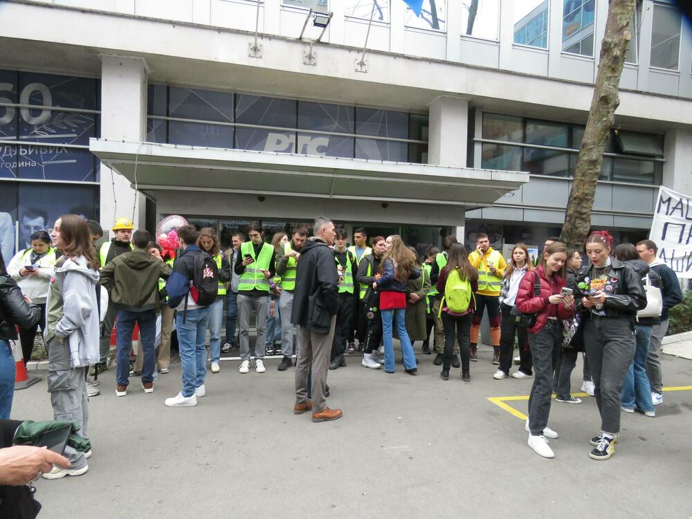 <p>Okupljeni su za vrijeme centralnog dnevnika RTS pravili buku i uzvikivali "ua" i "izađite napolje"</p>
