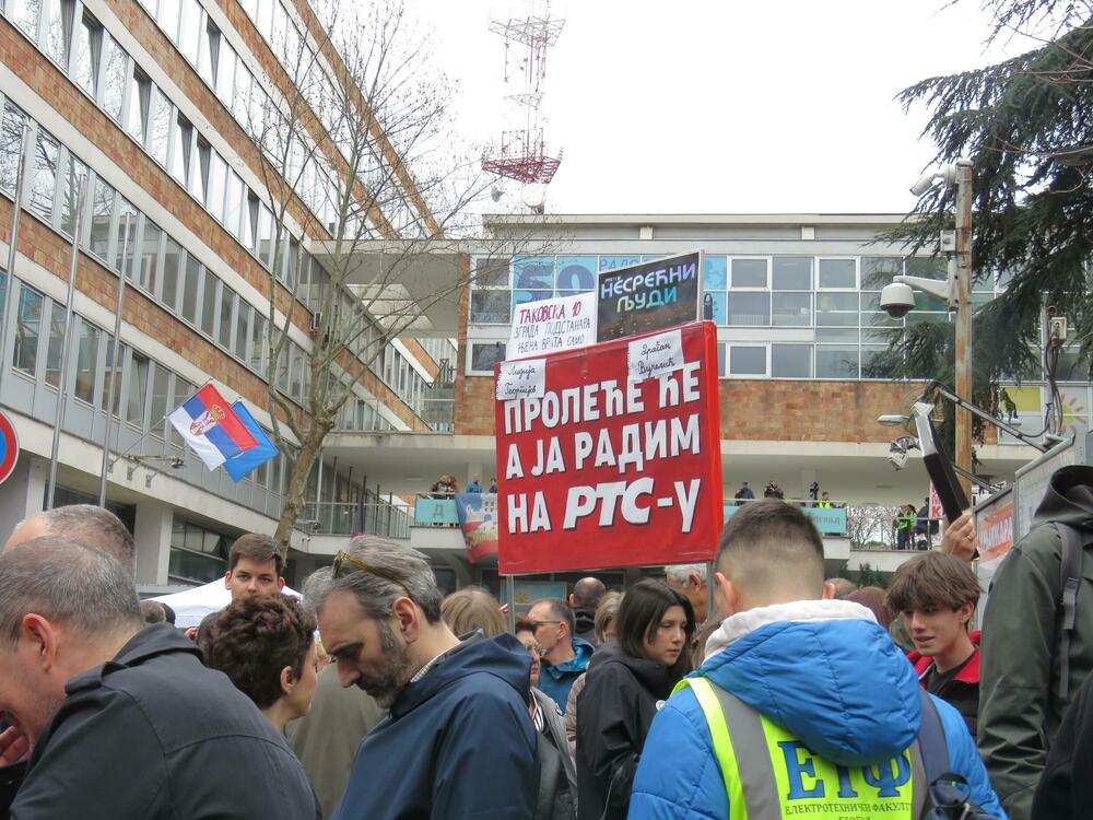 <p>Okupljeni su za vrijeme centralnog dnevnika RTS pravili buku i uzvikivali "ua" i "izađite napolje"</p>