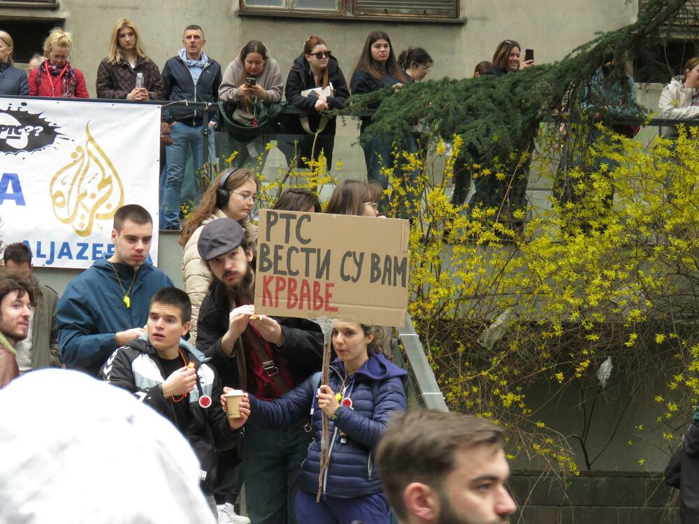 <p>Okupljeni su za vrijeme centralnog dnevnika RTS pravili buku i uzvikivali "ua" i "izađite napolje"</p>