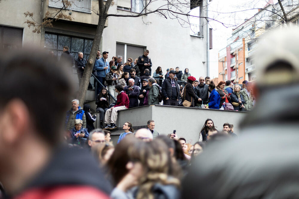 <p>Georgesku je zabranu kandidature u nedjelju ocijenio kao "direktan udarac u srce demokratije širom svijeta" i rekao: "Evropa je sada diktatura, Rumunija je pod tiranijom</p>