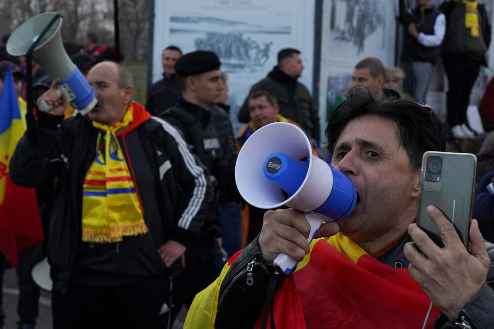 <p>Georgesku je zabranu kandidature u nedjelju ocijenio kao "direktan udarac u srce demokratije širom svijeta" i rekao: "Evropa je sada diktatura, Rumunija je pod tiranijom</p>