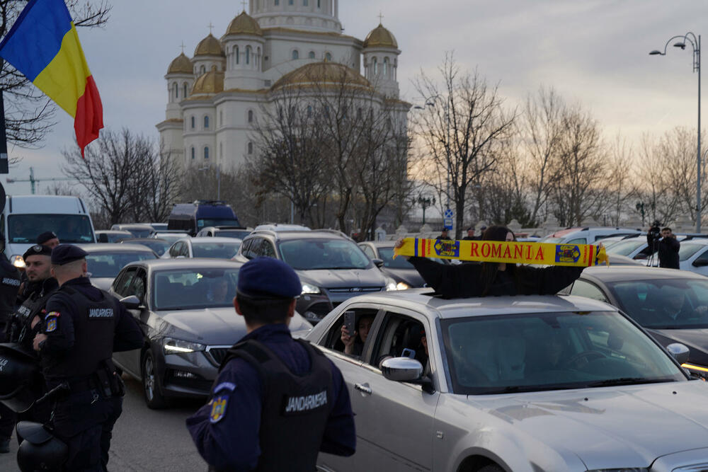 <p>Georgesku je zabranu kandidature u nedjelju ocijenio kao "direktan udarac u srce demokratije širom svijeta" i rekao: "Evropa je sada diktatura, Rumunija je pod tiranijom</p>