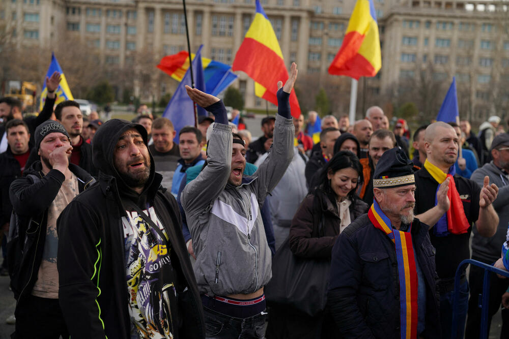 <p>Georgesku je zabranu kandidature u nedjelju ocijenio kao "direktan udarac u srce demokratije širom svijeta" i rekao: "Evropa je sada diktatura, Rumunija je pod tiranijom</p>