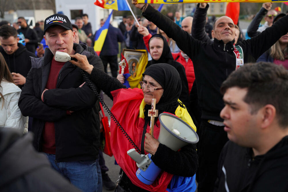 <p>Georgesku je zabranu kandidature u nedjelju ocijenio kao "direktan udarac u srce demokratije širom svijeta" i rekao: "Evropa je sada diktatura, Rumunija je pod tiranijom</p>