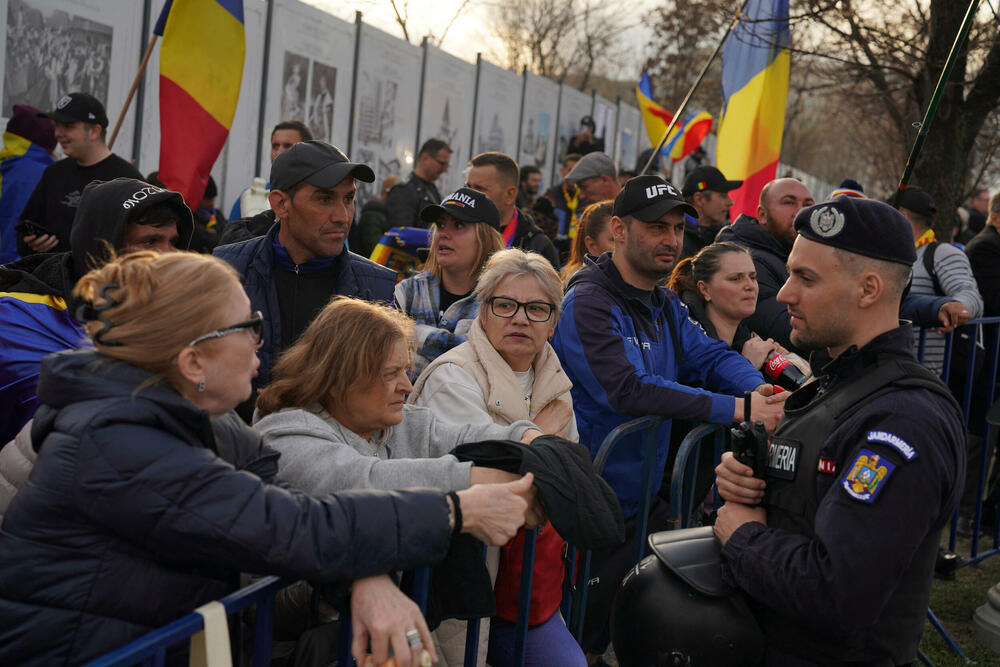 <p>Georgesku je zabranu kandidature u nedjelju ocijenio kao "direktan udarac u srce demokratije širom svijeta" i rekao: "Evropa je sada diktatura, Rumunija je pod tiranijom</p>