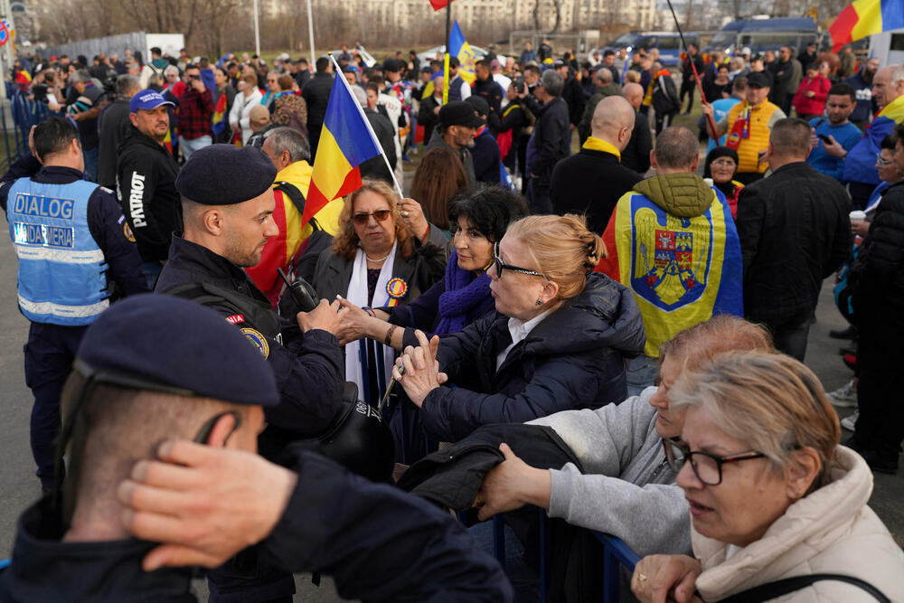 <p>Georgesku je zabranu kandidature u nedjelju ocijenio kao "direktan udarac u srce demokratije širom svijeta" i rekao: "Evropa je sada diktatura, Rumunija je pod tiranijom</p>