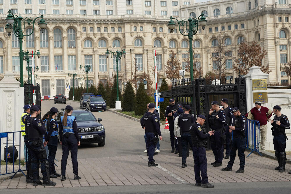 <p>Georgesku je zabranu kandidature u nedjelju ocijenio kao "direktan udarac u srce demokratije širom svijeta" i rekao: "Evropa je sada diktatura, Rumunija je pod tiranijom</p>