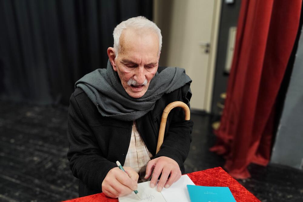 Krsto Andrijašević potpisuje svoje knjige, Foto: Svetlana Mandić