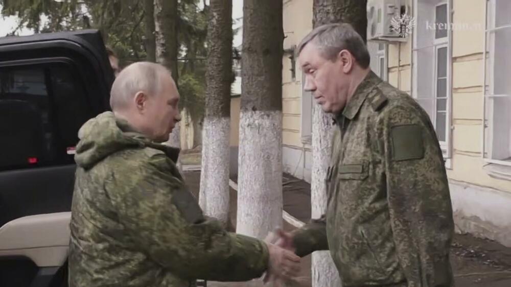 <p>"Očekujem da će svi borbeni zadaci sa kojima se suočavaju naše jedinice biti završeni i da će teritorija Kurske oblasti uskoro biti potpuno oslobođena od neprijatelja", rekao je Putin, koji je bio u vojnoj uniformi, načelniku generalštaba Valeriju Gerasimovu</p>