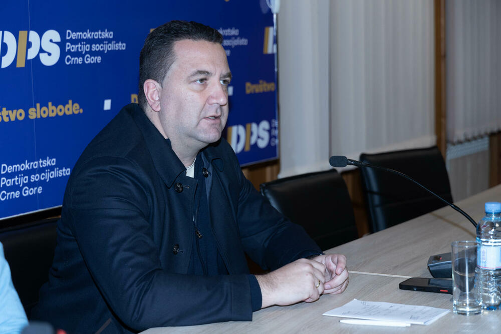 <p>"Na listi se nalaze prepoznatljiva lica, neupitnog autoriteta i čistih biografija, ostvarena u svojim profesijama. Među njima je čak 60% onih koji su prvi put odbornički kandidati, kao i 40% žena i 25% mlađih od 30 godina", piše u saopštenju DPS Nikšić</p>