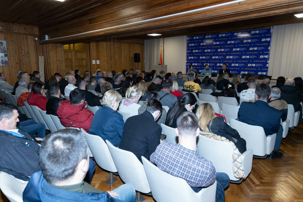 <p>"Na listi se nalaze prepoznatljiva lica, neupitnog autoriteta i čistih biografija, ostvarena u svojim profesijama. Među njima je čak 60% onih koji su prvi put odbornički kandidati, kao i 40% žena i 25% mlađih od 30 godina", piše u saopštenju DPS Nikšić</p>