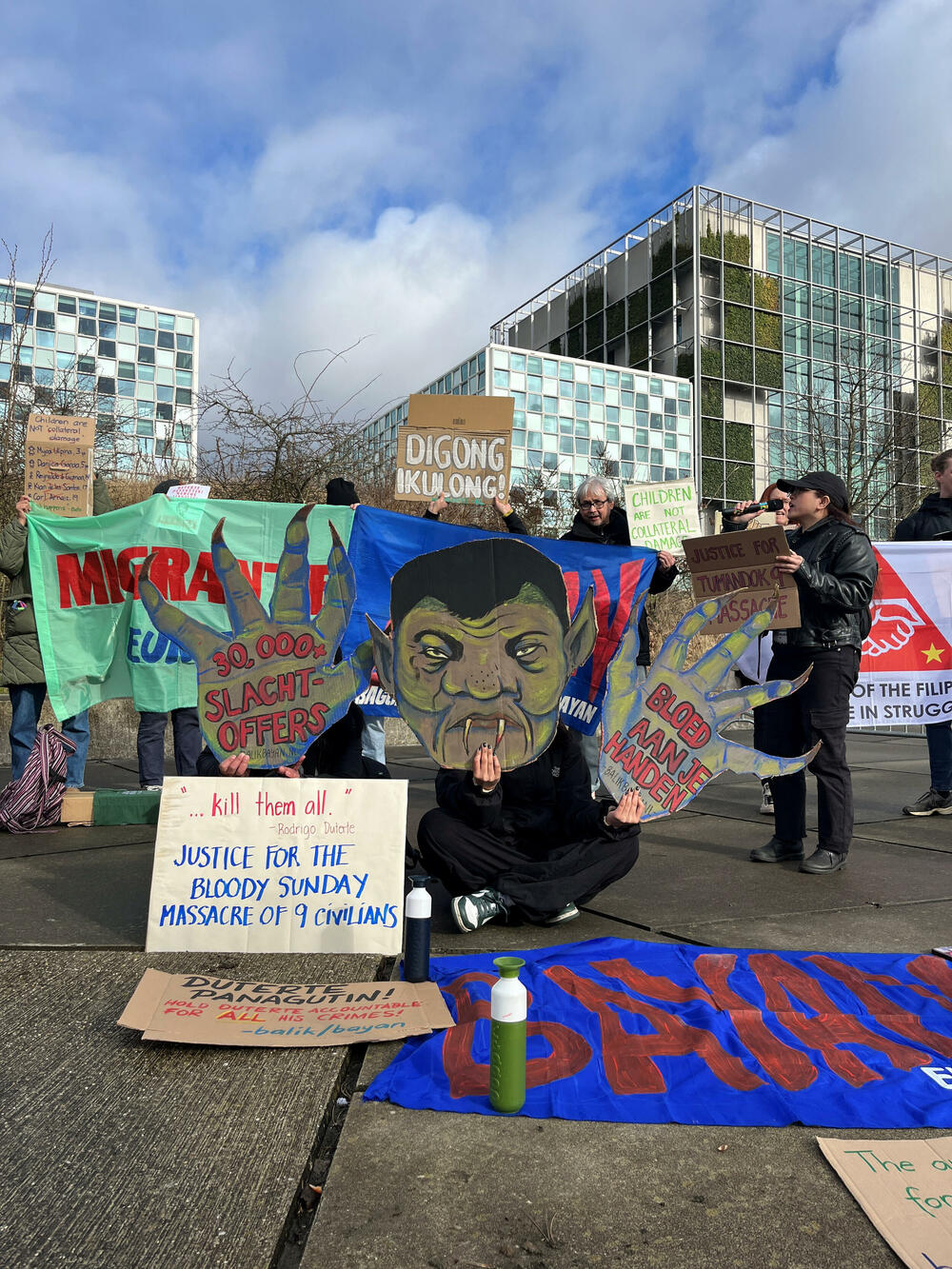 <p>Neposredno prije nego što je sletio u Holandiju, 79-godišnjak je bez izvinjenja branio svoj krvavi "rat protiv droge" za koji MKS kaže da postoje "razumni razlozi" da ga optuže za ubistvo kao zločin protiv čovječnosti</p>