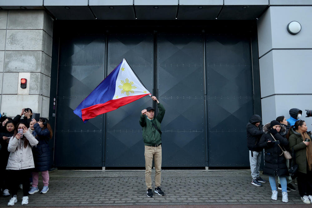 <p>Neposredno prije nego što je sletio u Holandiju, 79-godišnjak je bez izvinjenja branio svoj krvavi "rat protiv droge" za koji MKS kaže da postoje "razumni razlozi" da ga optuže za ubistvo kao zločin protiv čovječnosti</p>