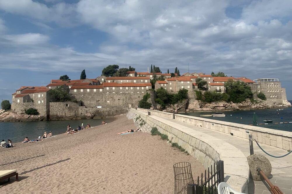 Lijevom svetostefanskom plažom više neće gazdovati kompanija "Adriatic properties", Foto: Vuk Lajović