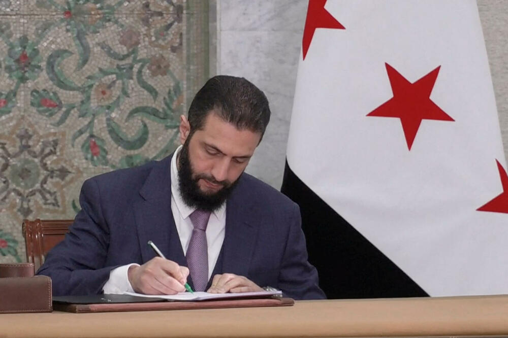 Ahmed al Šara potpisuje privremeni ustav, Foto: REUTERS