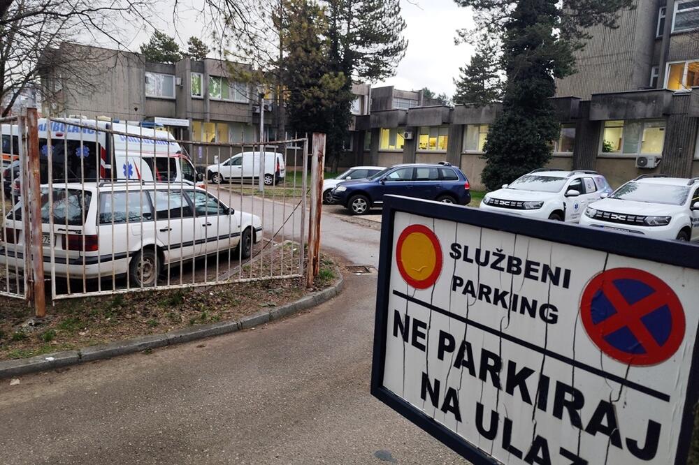 Parking ispred Doma zdravlja, Foto: Svetlana Mandić