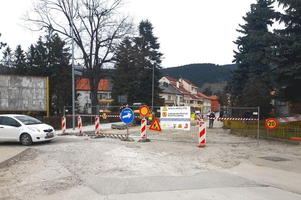 Radovi na kružnom toku kod pošte traju skoro godinu, Foto: Goran Malidžan