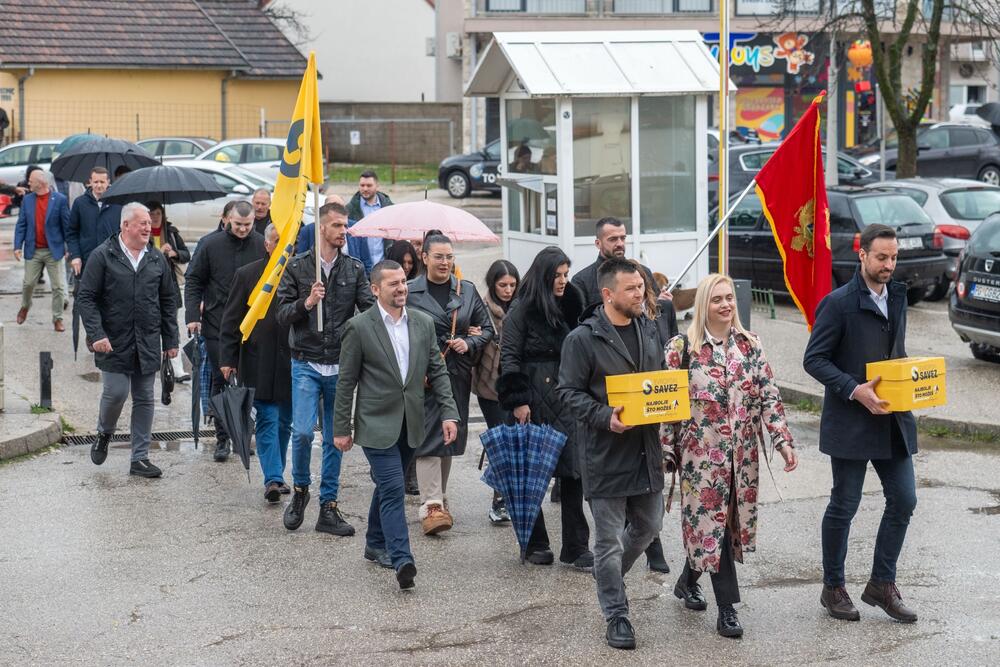 <p>„Mi se pitamo, Evropski savez je vaš savez. Evropski savez traži podršku Nikšićana u realnim mogućnostima za realne opcije“, rekao je Radojičić</p>