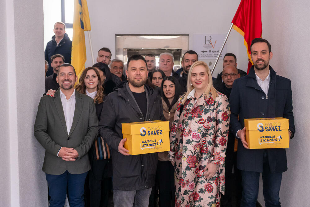 <p>„Mi se pitamo, Evropski savez je vaš savez. Evropski savez traži podršku Nikšićana u realnim mogućnostima za realne opcije“, rekao je Radojičić</p>