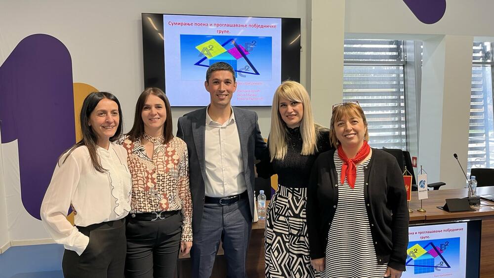 <p>Na trećem opštinskom kvizu iz matematike, koji organizuje aktiv matematičara škole "Milija Ničević" takmičilo se deset ekipa</p>