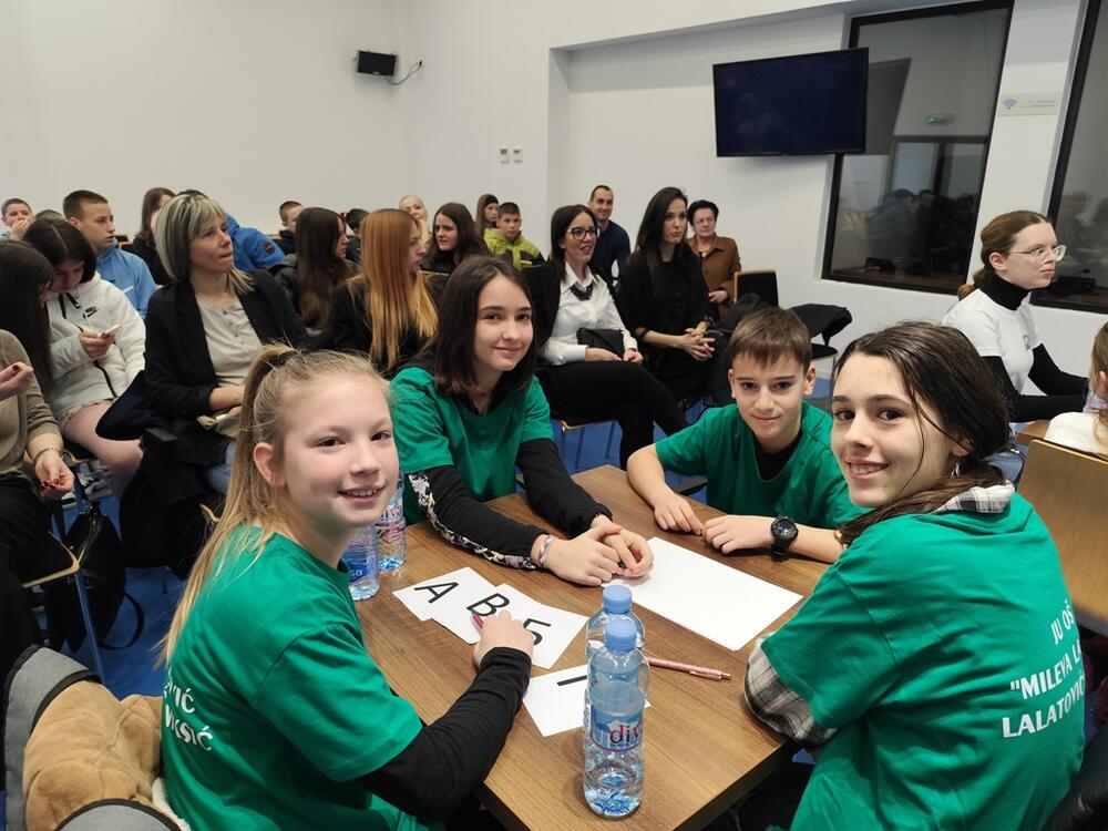 <p>Na trećem opštinskom kvizu iz matematike, koji organizuje aktiv matematičara škole "Milija Ničević" takmičilo se deset ekipa</p>