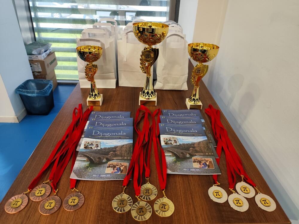 <p>Na trećem opštinskom kvizu iz matematike, koji organizuje aktiv matematičara škole "Milija Ničević" takmičilo se deset ekipa</p>