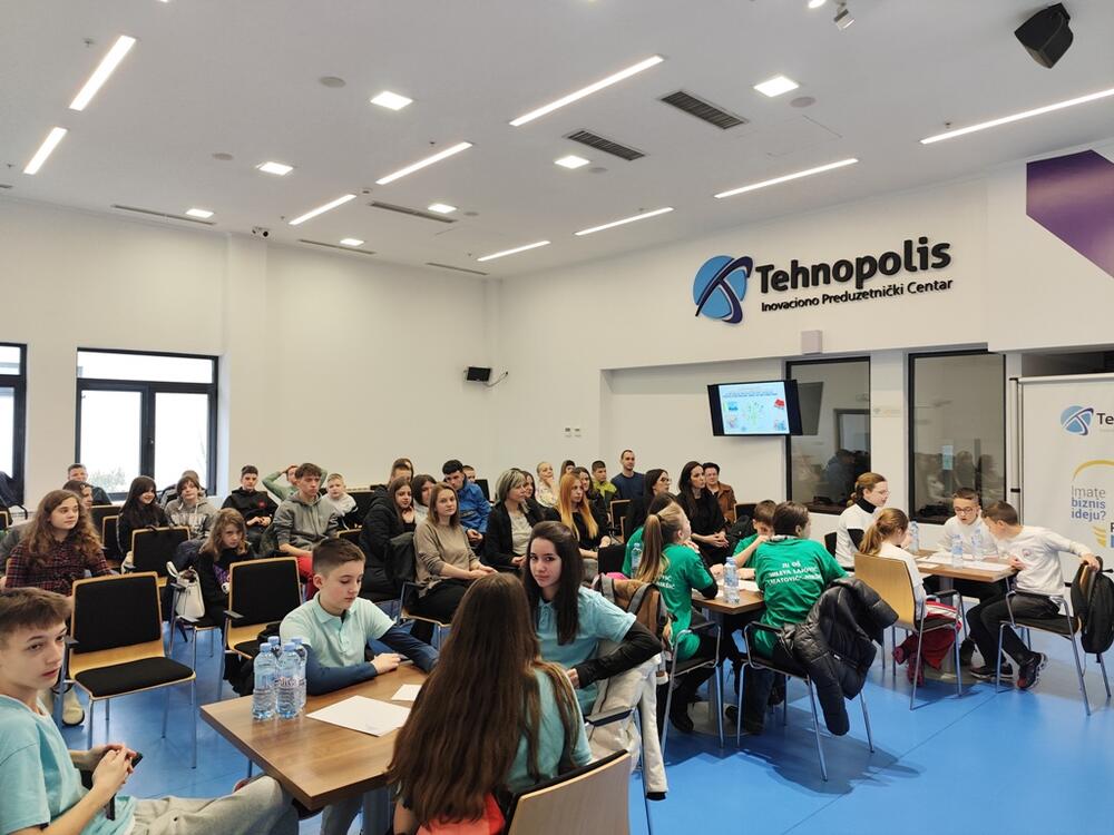 <p>Na trećem opštinskom kvizu iz matematike, koji organizuje aktiv matematičara škole "Milija Ničević" takmičilo se deset ekipa</p>