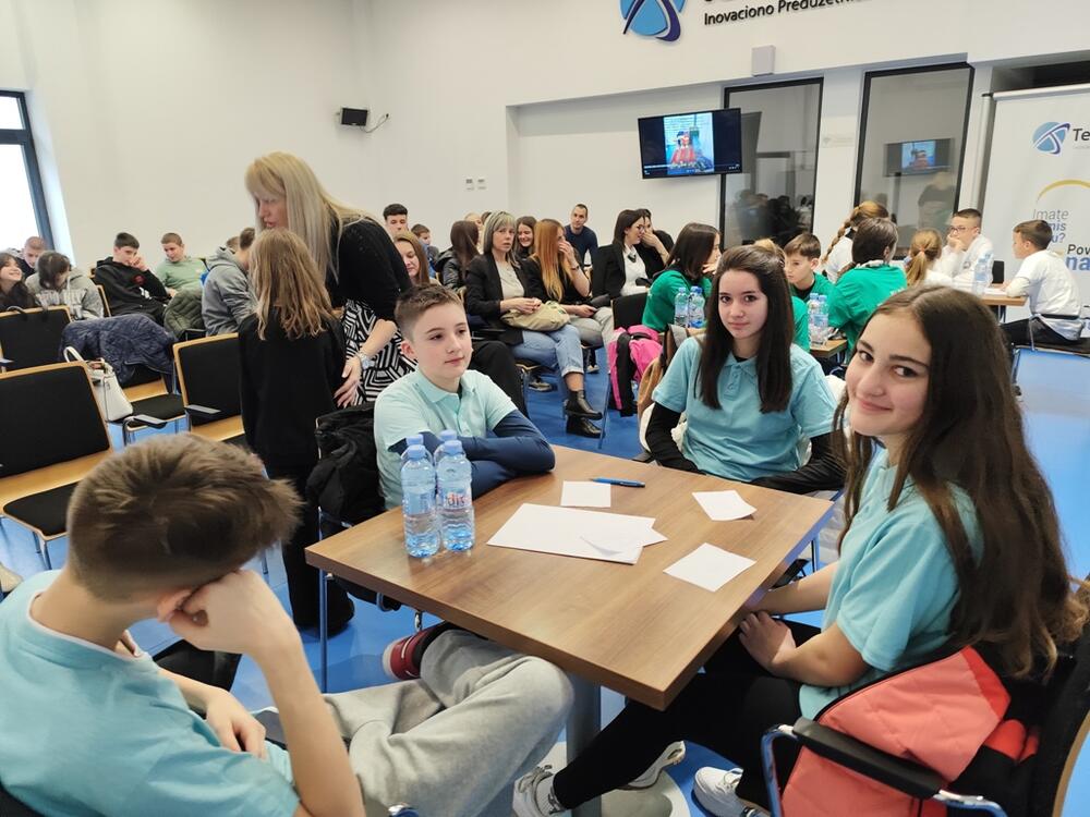 <p>Na trećem opštinskom kvizu iz matematike, koji organizuje aktiv matematičara škole "Milija Ničević" takmičilo se deset ekipa</p>
