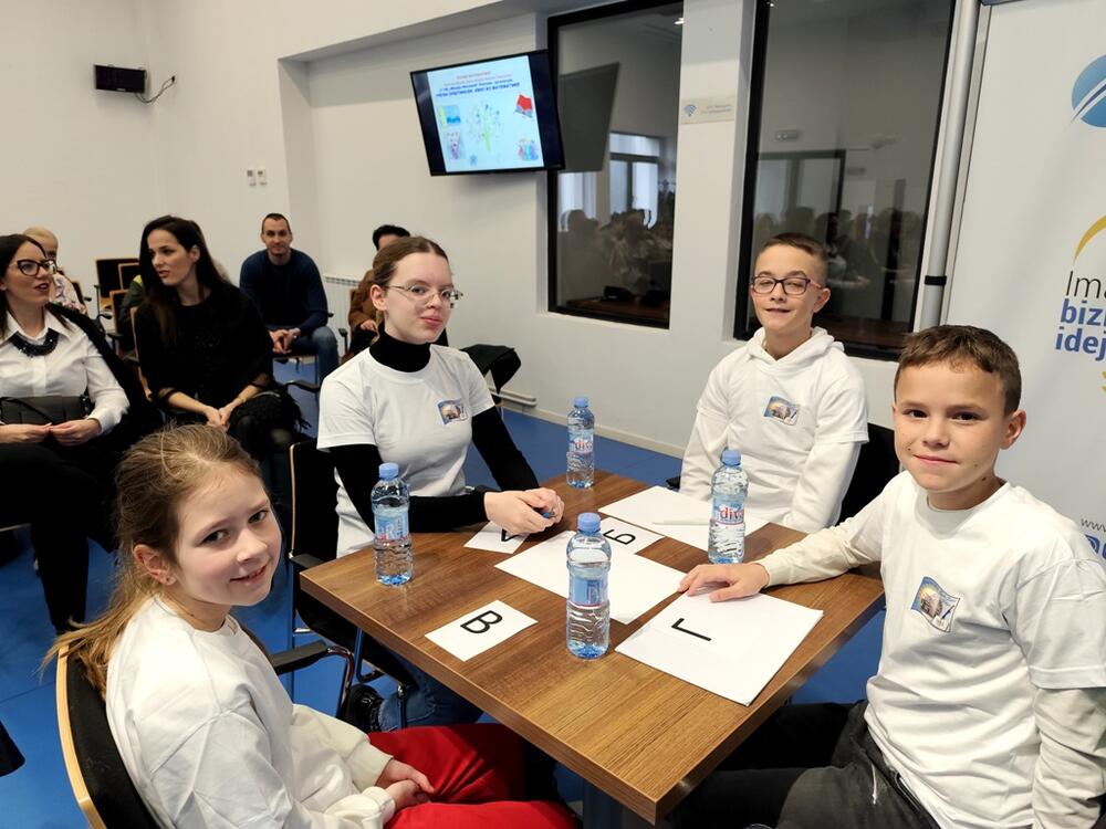 <p>Na trećem opštinskom kvizu iz matematike, koji organizuje aktiv matematičara škole "Milija Ničević" takmičilo se deset ekipa</p>