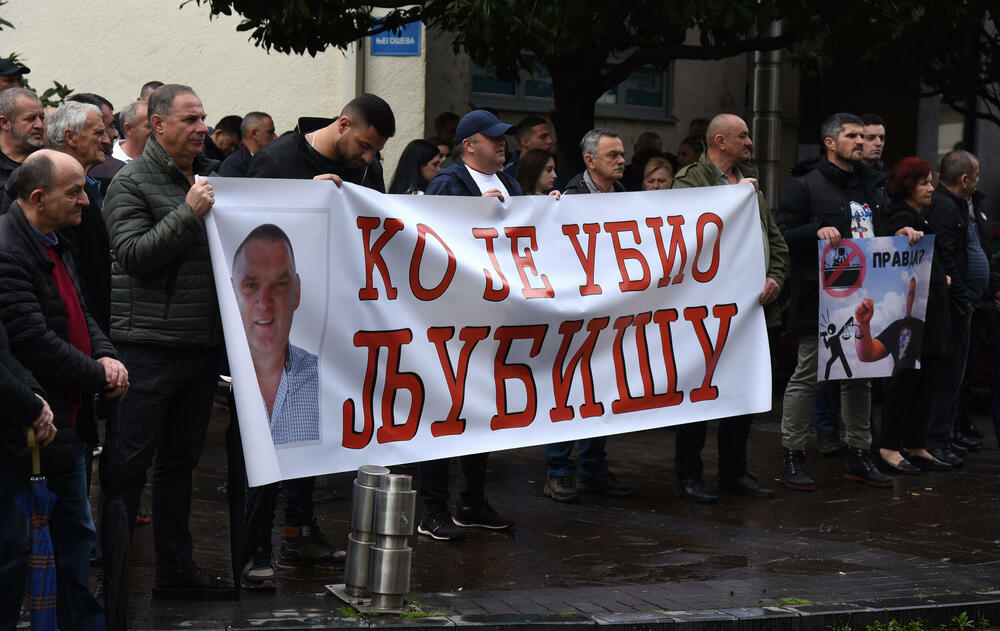 <p>Između ostalog traže da Milatović posthumno odlikuje Mrdaka, da Šaranović donese odluku da se Policijska akademija u Danilovgradu zove Slavoljub Šćekić, a ulice u kojoj je ubijen Duško Jovanović preimenuje u njegovo ime<br /> </p>